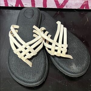 Women's white SANUK flip flops sz 6